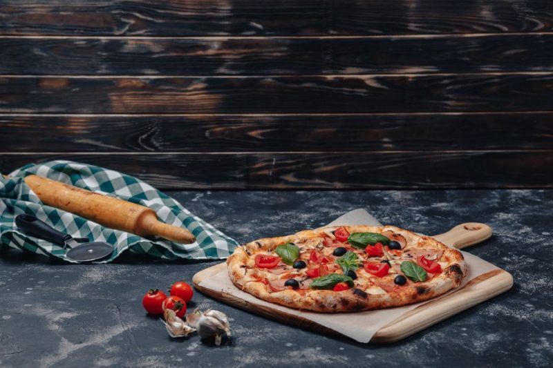 Pizza avec tomate, basilic et mozzarella